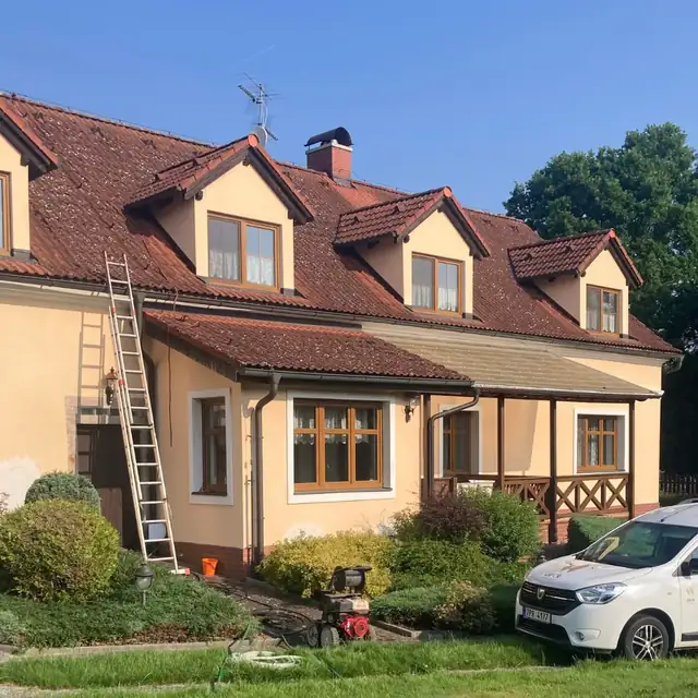 Sedlová střecha s alpskou taškou před, Dubec