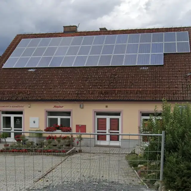 Sedlová střecha s alpskou taškou před, Plánice