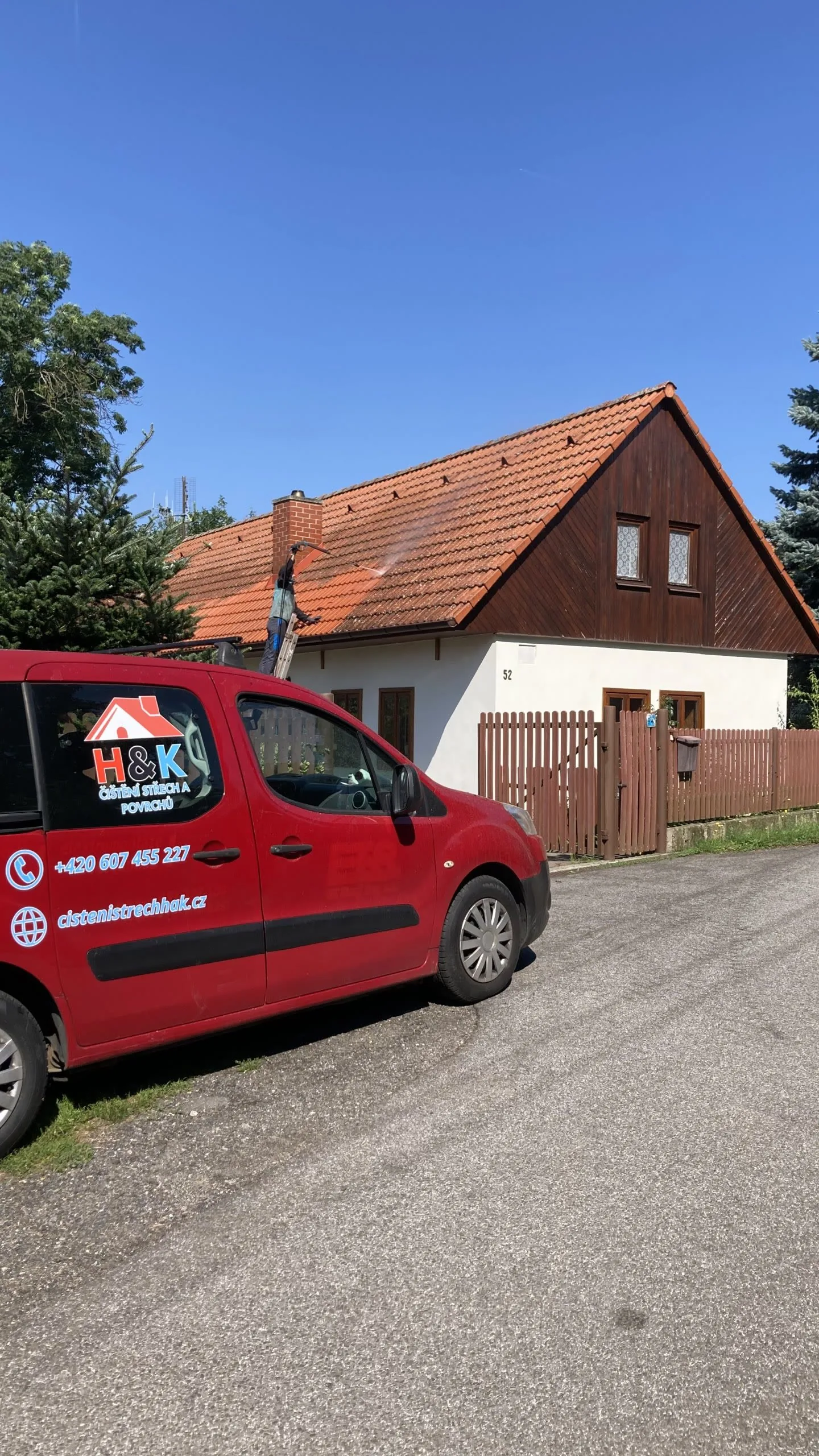 Firemní auto a střecha při práci