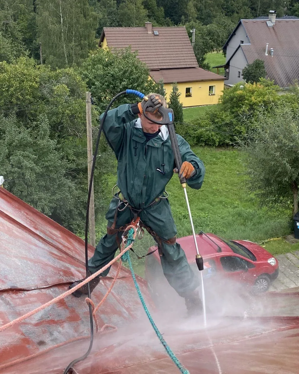 Vysokotlaký čistič při práci